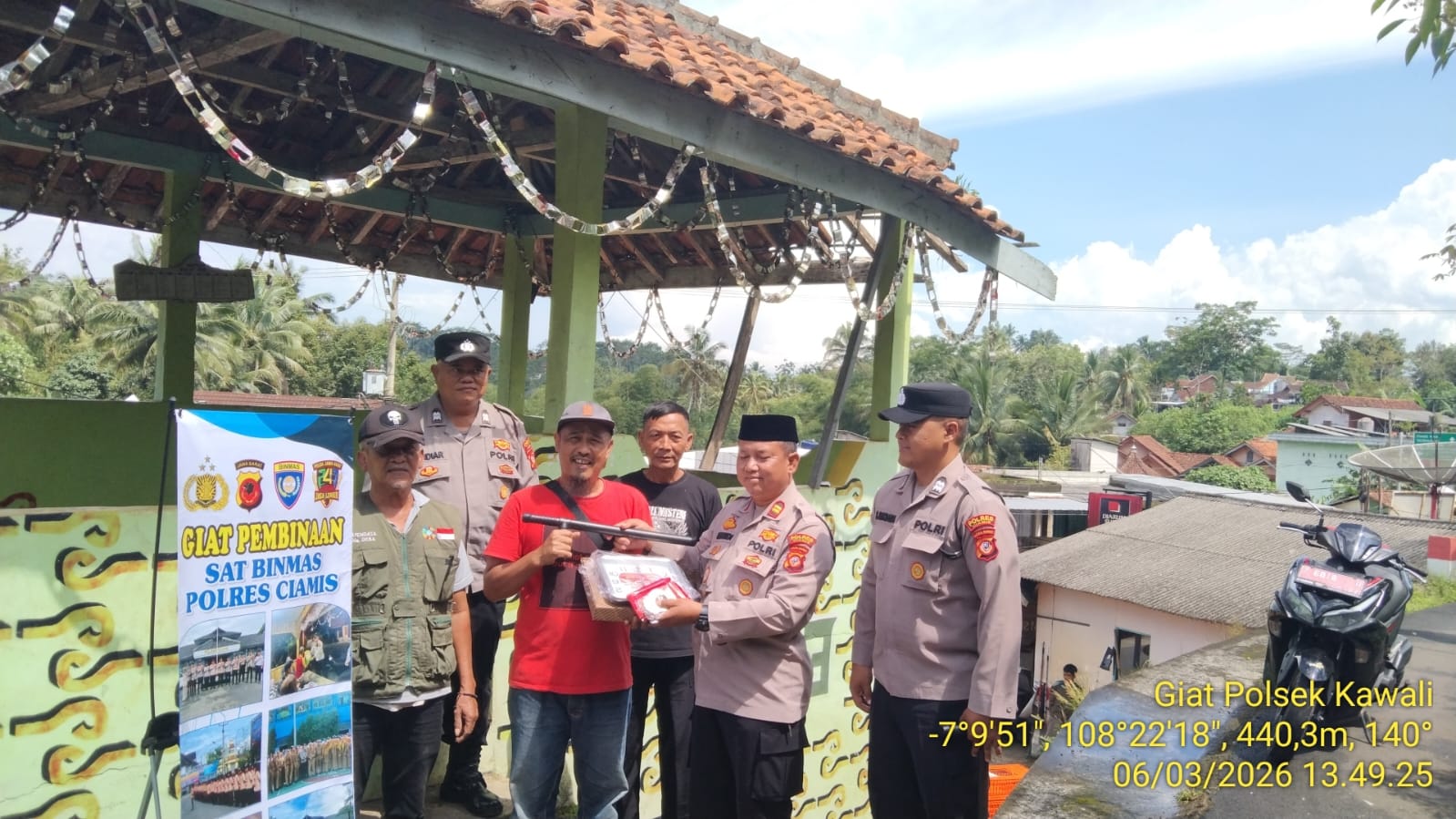 Polres Ciamis Serahkan Bantuan Kapolda Jabar ke Ibu Kurnia Berupa Program Rutilahu