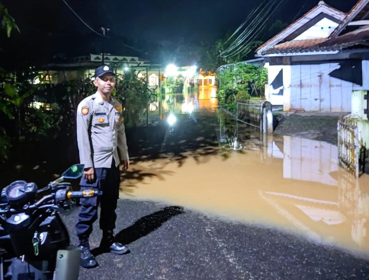 Polsek Ciamis Monitoring Banjir di Desa Petirhilir, Pastikan Keselamatan Warga dan Kelancaran Akses Jalan