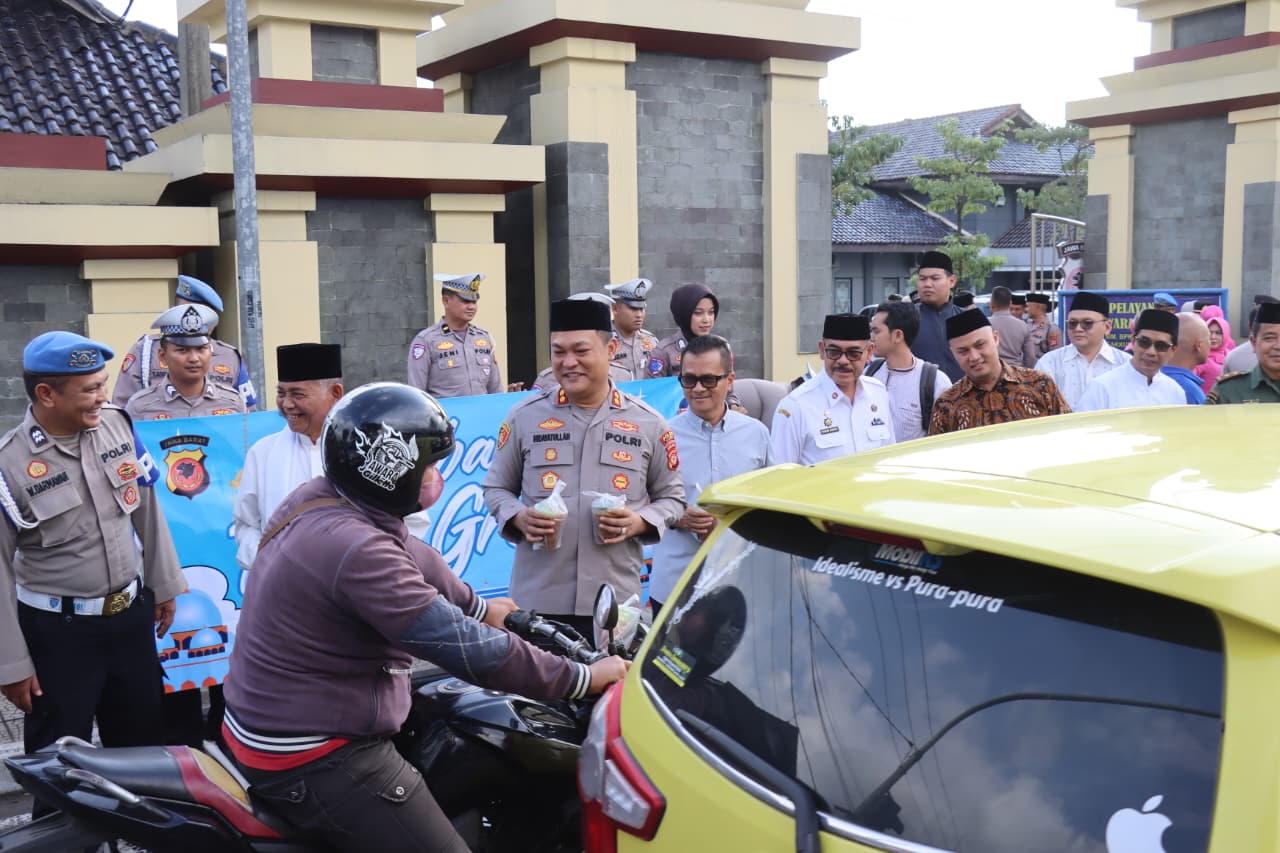 Polres Ciamis Bagikan 1.000 Paket Takjil kepada Masyarakat, Wujud Kepedulian Polri di Bulan Ramadhan