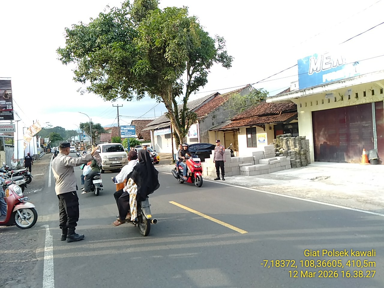 Berikan Rasa Nyaman, Polsek Kawali Polres Ciamis Patroli Jalan Kaki Saat Ngabuburit di Pusat Keramaian