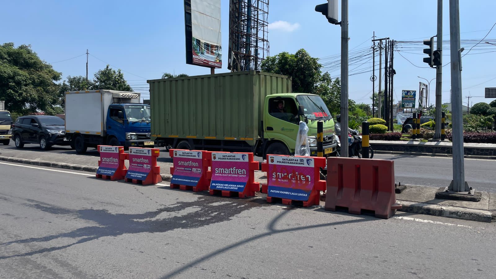 Ops Ketupat Lodaya 2026!Satlantas Polres Karawang Pasang Water Barrier dan Trailing di Traffic Light Kartim