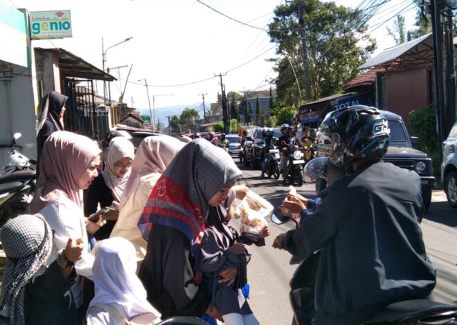 Gerakan Peduli Sesama di Sukabumi: Bagi-Bagi Takjil di Jalan Raya Salabintana