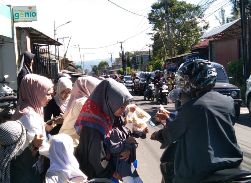 Gerakan Peduli Sesama di Sukabumi: Bagi-Bagi Takjil di Jalan Raya Salabintana