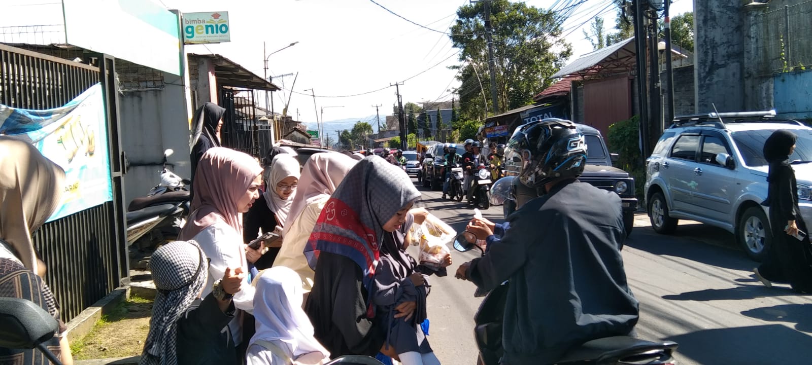 Gerakan Peduli Sesama di Sukabumi: Bagi-Bagi Takjil di Jalan Raya Salabintana