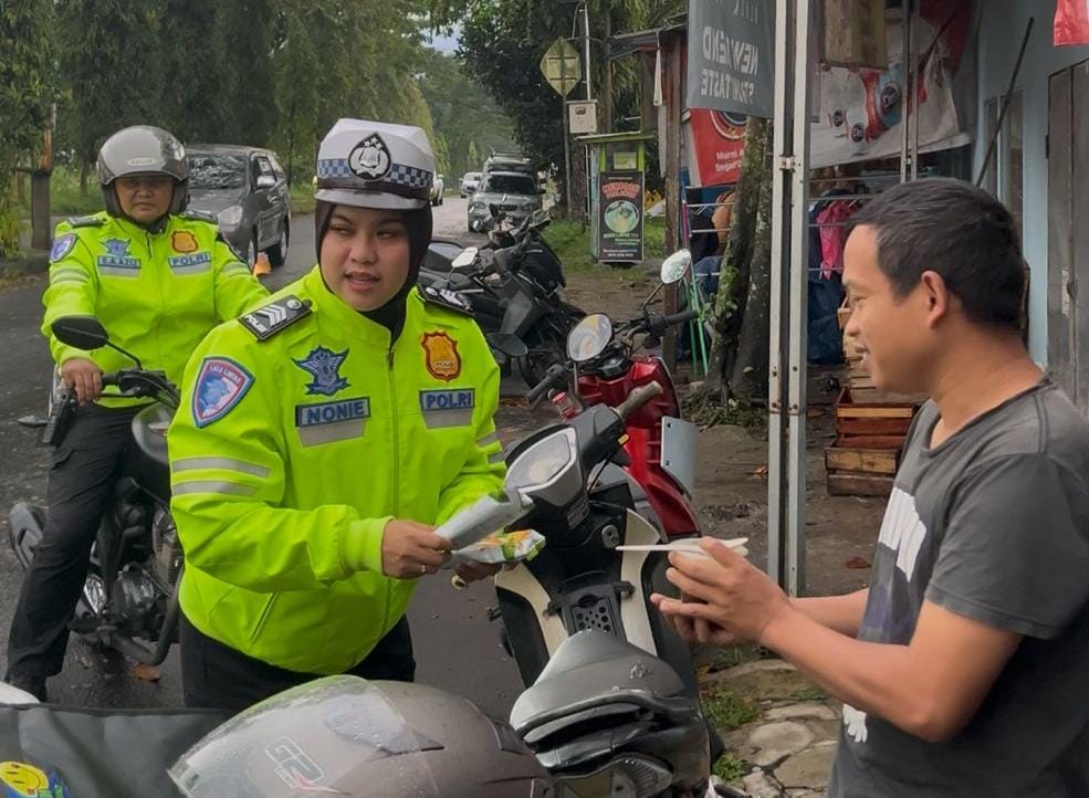 Satlantas Polres Ciamis Gelar Giat Motor Senyum dan Bagi Takjil untuk Wujudkan Kepedulian kepada Masyarakat