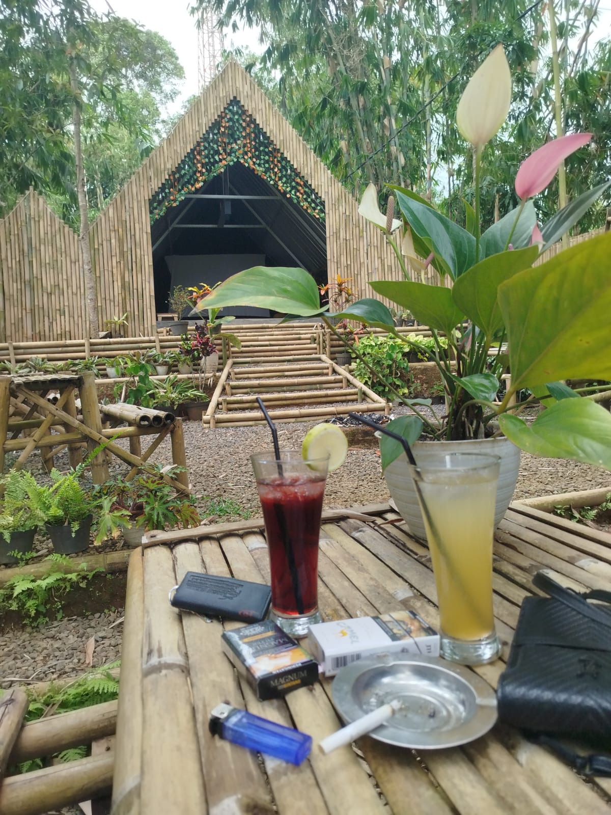 KEDAI PUNCAK MANIS DI SUKABUMI MENJADI PERHATIAN