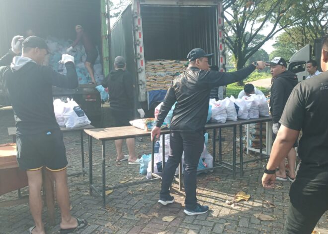 Jajaran POKDAR Kamtibmas bhayangkara Bantu pengamanan Pembagian Sembako dari RI 1 di Desa Karangtengah, Madang, Meriah dan Lancar