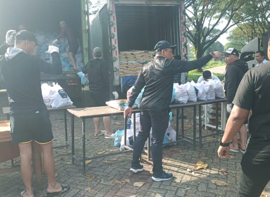 Jajaran POKDAR Kamtibmas bhayangkara Bantu pengamanan Pembagian Sembako dari RI 1 di Desa Karangtengah, Madang, Meriah dan Lancar