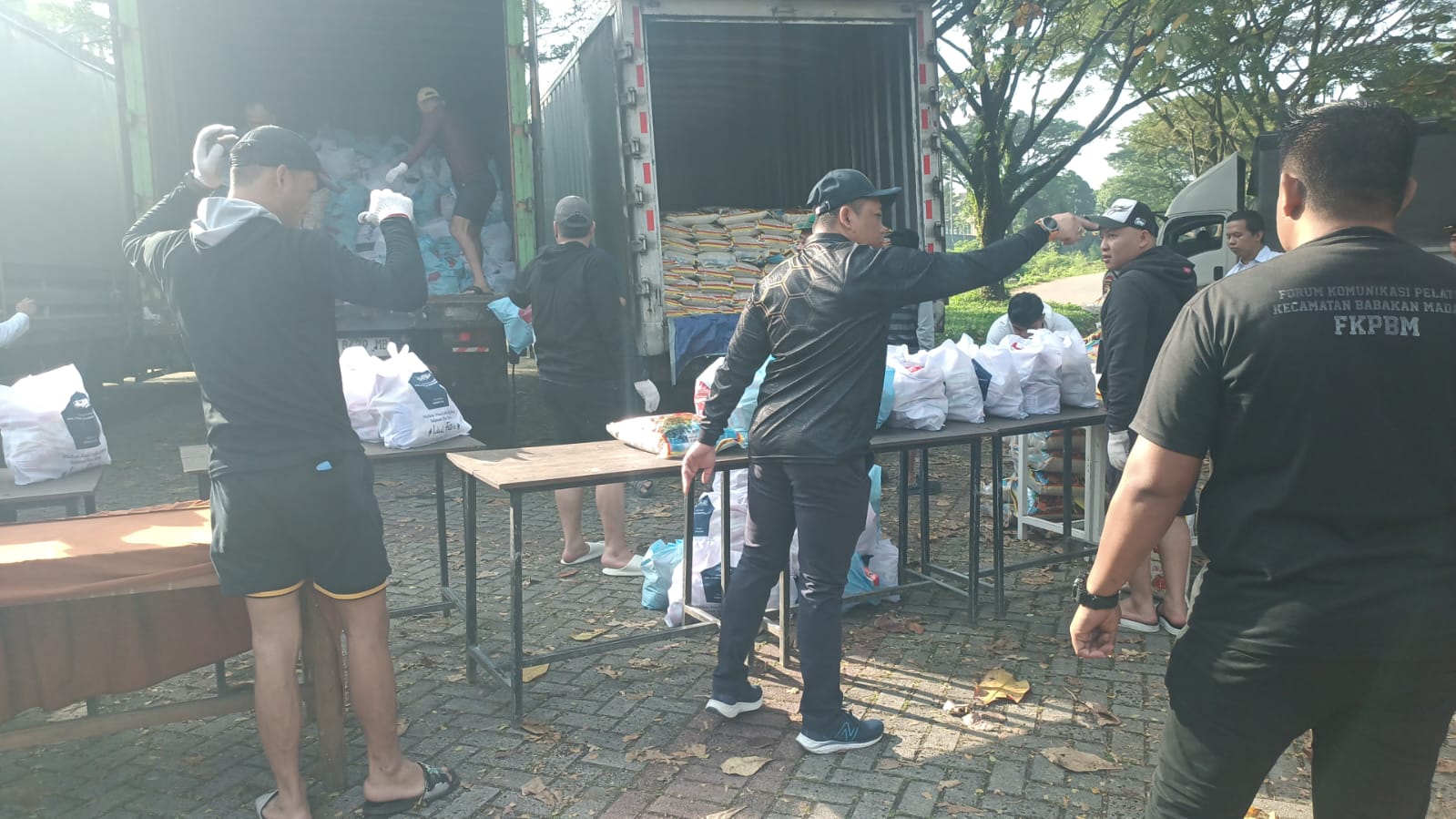 Jajaran POKDAR Kamtibmas bhayangkara Bantu pengamanan Pembagian Sembako dari RI 1 di Desa Karangtengah, Madang, Meriah dan Lancar