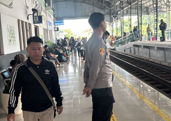 Pengamanan Ketat di Stasiun Cikampek, 806 Penumpang Kereta Jarak Jauh Terpantau Naik pada H-2 Lebaran
