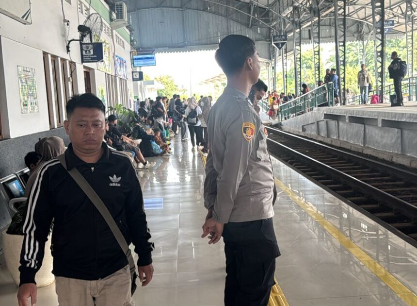 Pengamanan Ketat di Stasiun Cikampek, 806 Penumpang Kereta Jarak Jauh Terpantau Naik pada H-2 Lebaran