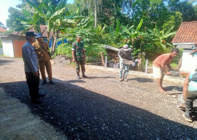 Polsek Ciamis Monitoring Peningkatan Jalan Dusun Cibeuying untuk Dukung Pembangunan dan Keamanan Lingkungan