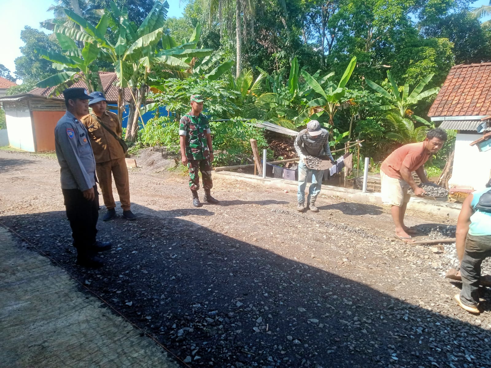 Polsek Ciamis Monitoring Peningkatan Jalan Dusun Cibeuying untuk Dukung Pembangunan dan Keamanan Lingkungan