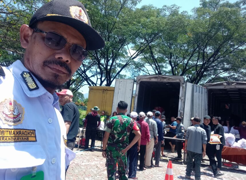 Jajaran POKDAR Kamtibmas bhayangkara Bantu pengamanan Pembagian Sembako dari RI 1 di Desa Karangtengah, Madang, Meriah dan Lancar
