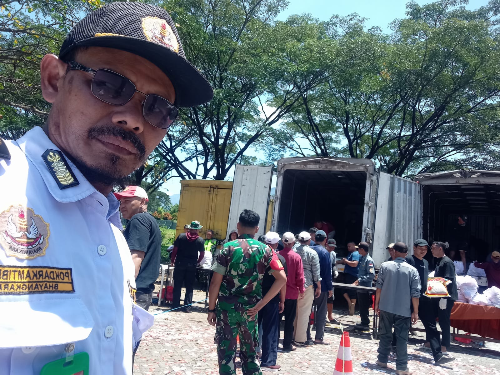 Jajaran POKDAR Kamtibmas bhayangkara Bantu pengamanan Pembagian Sembako dari RI 1 di Desa Karangtengah, Madang, Meriah dan Lancar