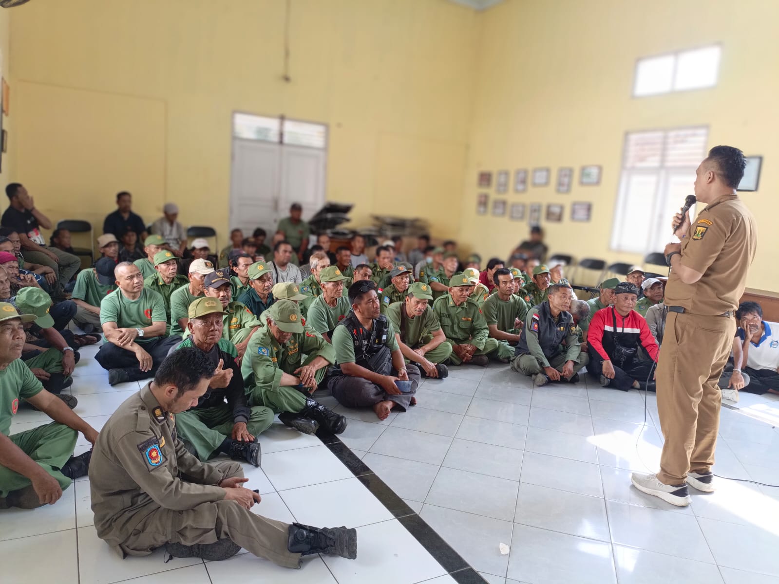 Lurah Cibadak Berikan Arahan dan Insentif Kepada Satlinmas