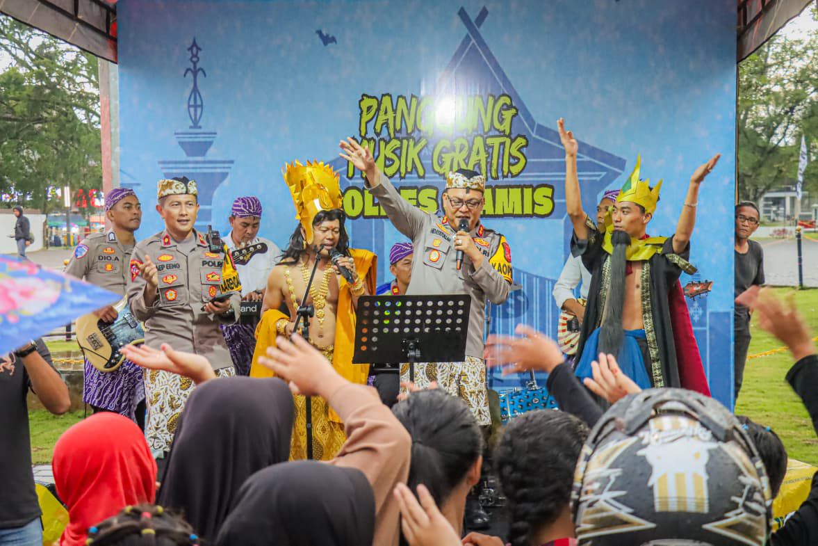 Kapolres Ciamis Hibur Para Pemudik dengan Hadirkan Panggung Musik Gratis di Pos Terpadu Alun-alun Ciamis, Wujud Pelayanan Humanis bagi Pemudik