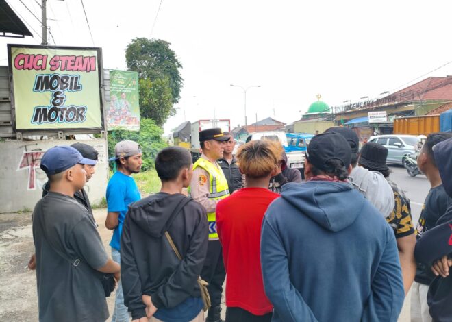 Operasi Ketupat Lodaya 2026: Personel Pos PAM Jomin Imbau “Pak Ogah” Tak Putar Balikkan Kendaraan di Turunan Flyover