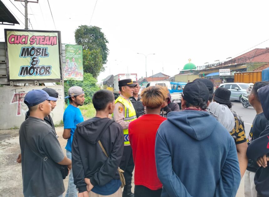 Operasi Ketupat Lodaya 2026: Personel Pos PAM Jomin Imbau “Pak Ogah” Tak Putar Balikkan Kendaraan di Turunan Flyover