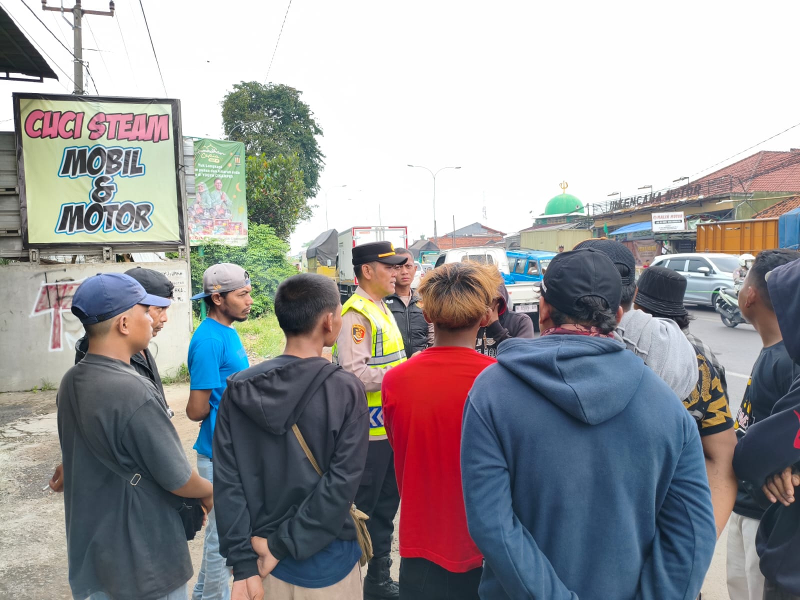 Operasi Ketupat Lodaya 2026: Personel Pos PAM Jomin Imbau “Pak Ogah” Tak Putar Balikkan Kendaraan di Turunan Flyover