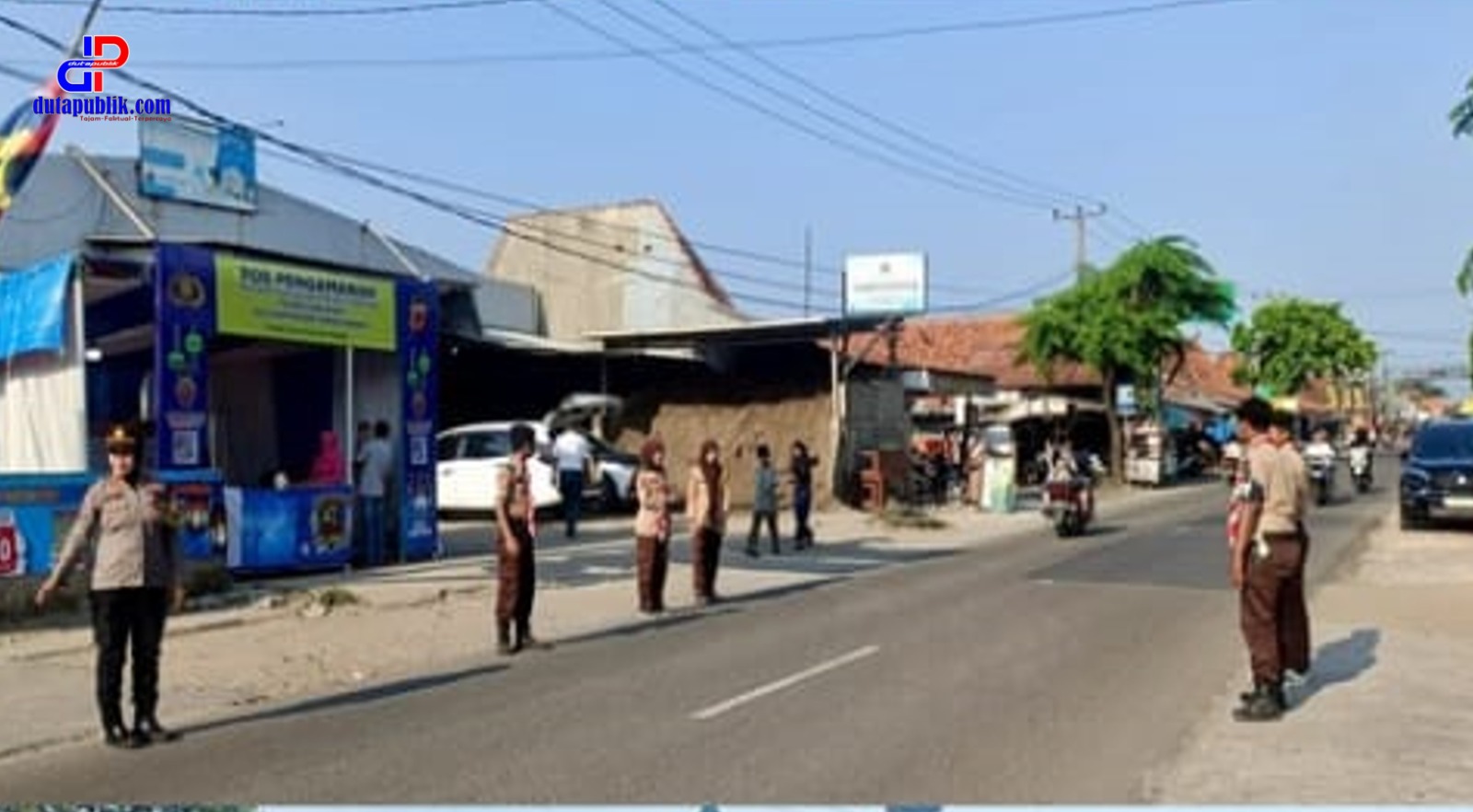 Tingkatkan Kelancaran, Personil Pos Pam Lakukan Gatur Lalin Arus Mudik
