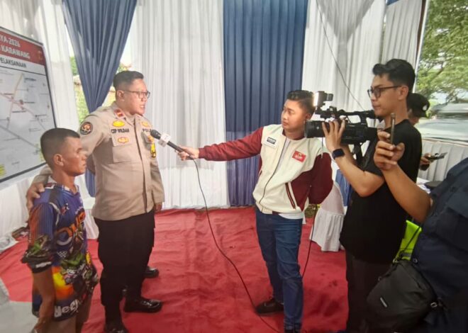 Polres Karawang Bantu Pemudik Jalan Kaki Asal Riau yang Kehabisan Ongkos Menuju Surabaya