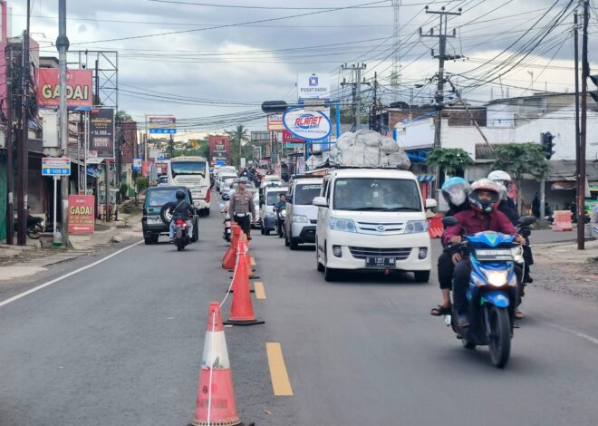 Pos Pam Cisaga Polres Ciamis Turun ke Jalan Lakukan Pengaturan Lalin di Simpang Horas