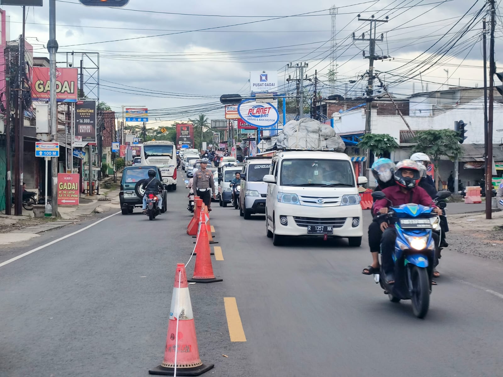 Pos Pam Cisaga Polres Ciamis Turun ke Jalan Lakukan Pengaturan Lalin di Simpang Horas