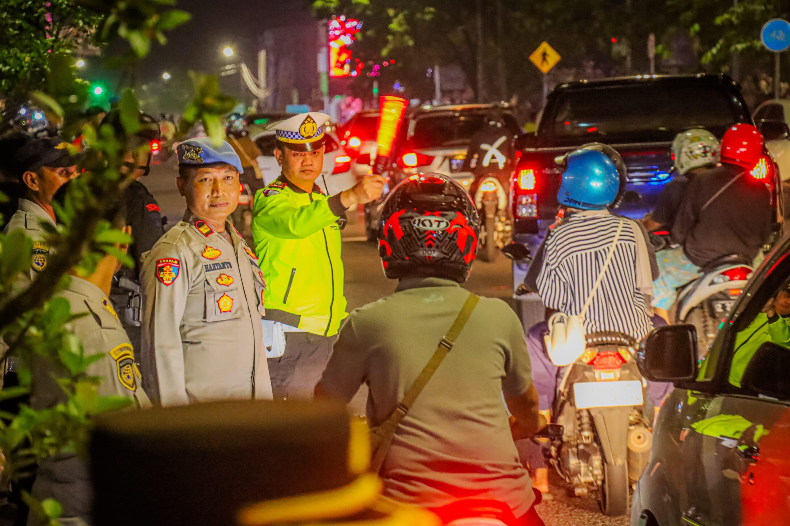 Kapolres Ciamis Turun langsung melakukan pengamanan malam Takbir di wilayah Kabupaten Ciamis guna memastikan warga dan pemudik yang melintas merasa aman dan nyaman.