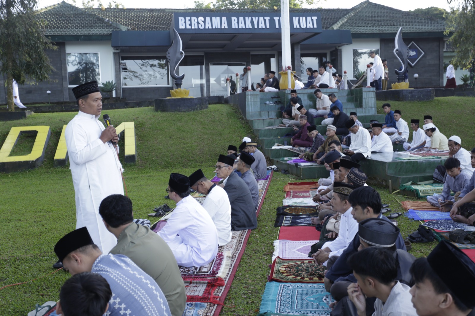 Hangat dan Penuh Khidmat, Dandim 0607 Sukabumi Gelar Sholat Idul Fitri Bersama Warga.