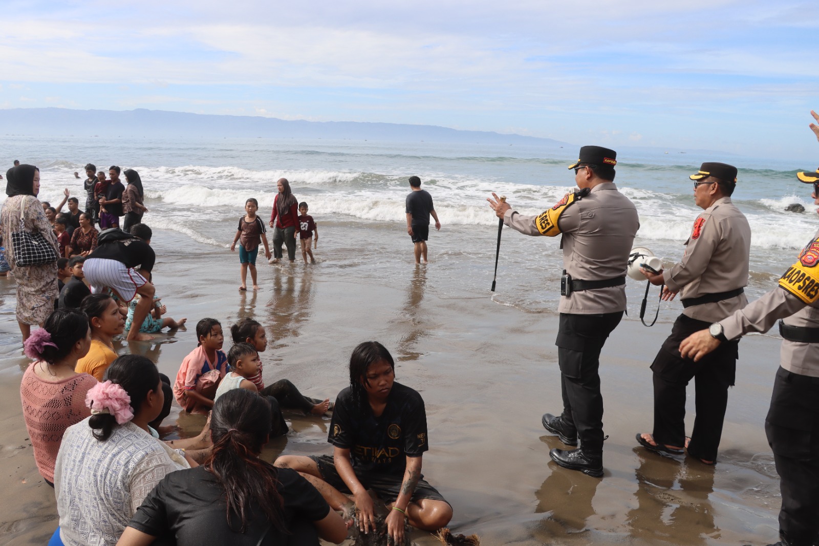 Pantau Langsung Pesisir Pantai, Kapolres Sukabumi Himbau Wisatawan Jangan Berenang Terlalu Jauh Utamakan Keselamatan Keluarga