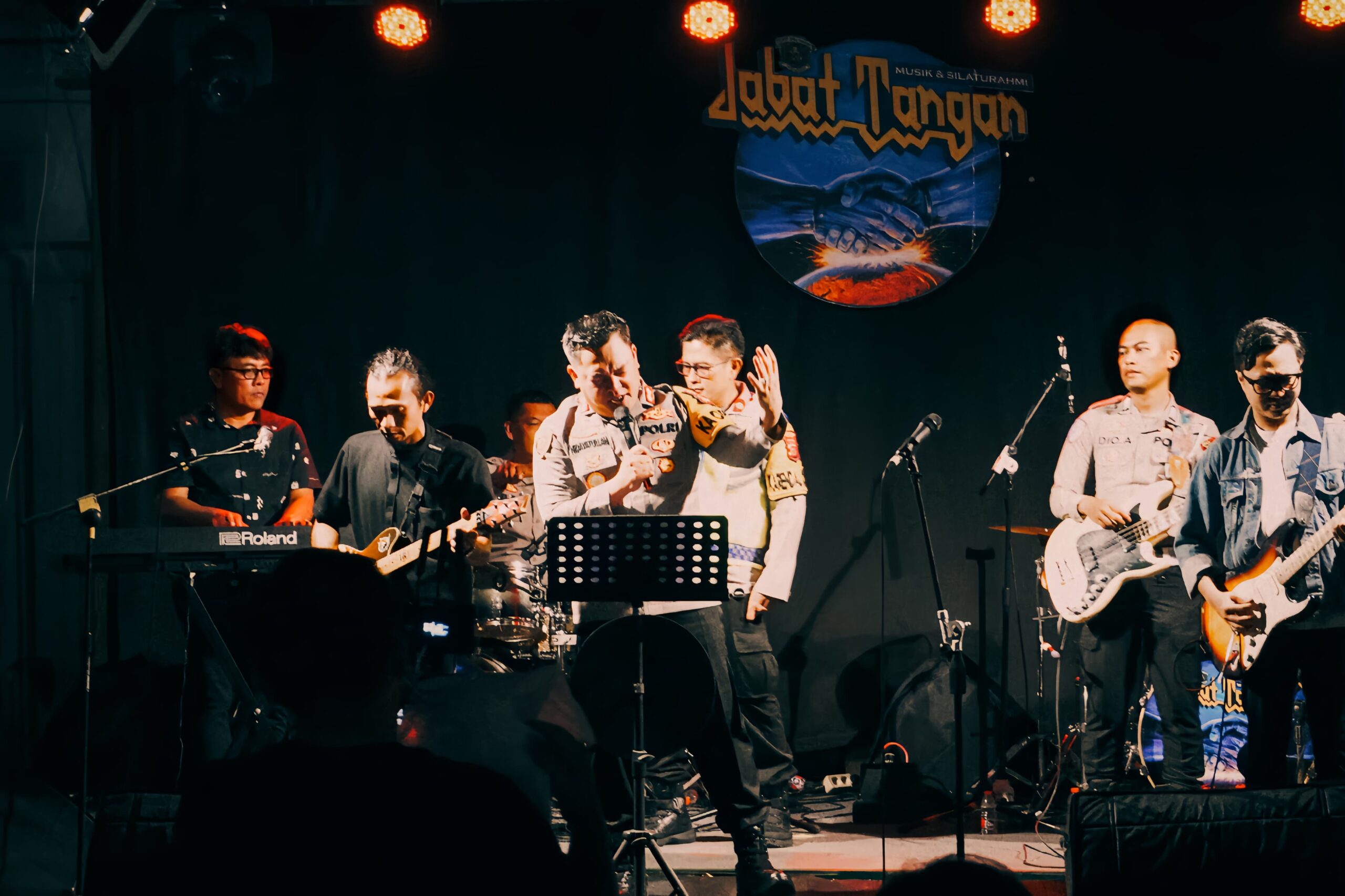 CIAMIS, — Pendekatan humanis kembali ditunjukkan Kapolres Ciamis AKBP Hidayatullah dalam menjaga kenyamanan pemudik saat arus mudik Lebaran 2026. Di tengah pelaksanaan Operasi Ketupat Lodaya 2026, ia turun langsung menyapa masyarakat dengan cara unik, yakni menghibur pemudik melalui pertunjukan musik di rest area jalur arteri, Minggu malam (22/3/2026).