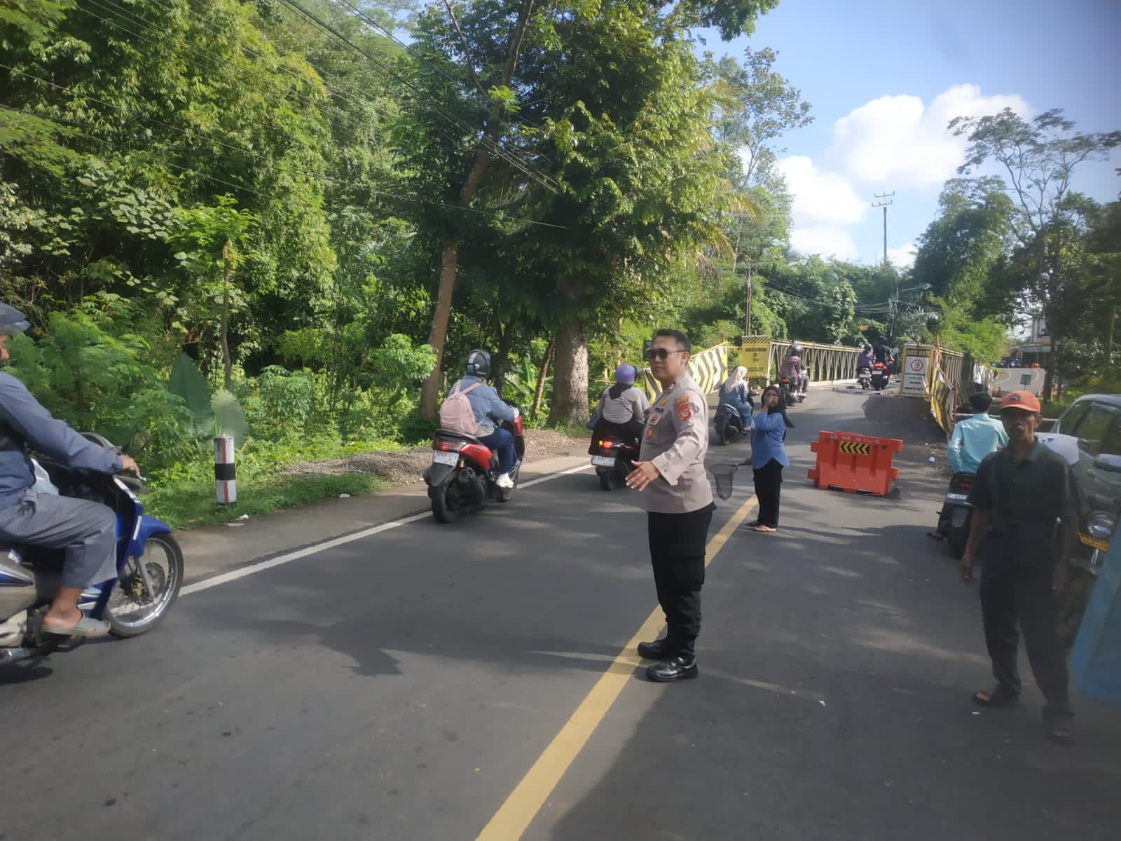 Polsek Cipaku Laksanakan Pengaturan Lalu Lintas di Jembatan Cikaleho, Jaga Kelancaran Ops Ketupat Lodaya 2026