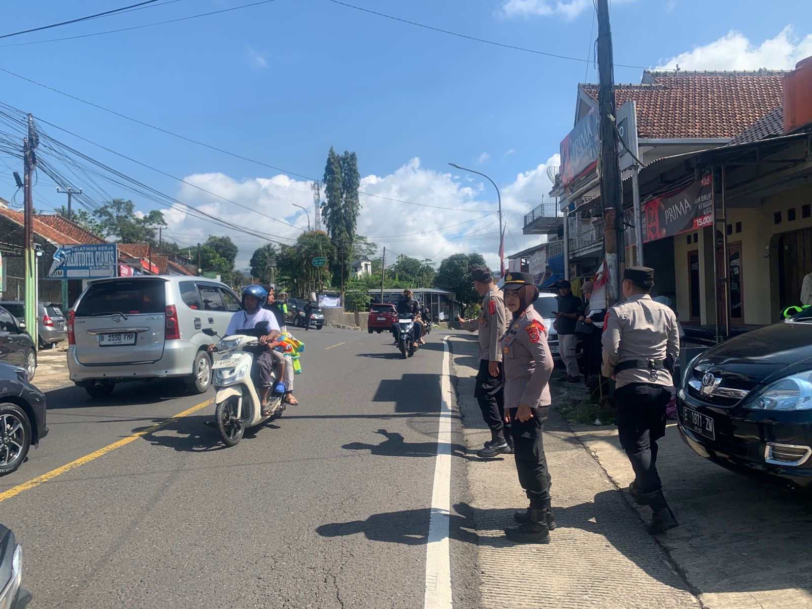 Polsek Kawali Laksanakan Pengaturan Lalu Lintas di Simpang Winduraja, Jaga Kelancaran Ops Ketupat Lodaya 2026