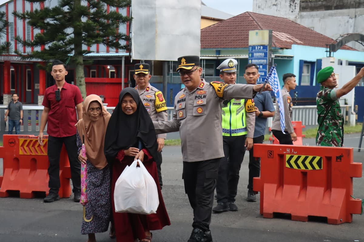 Kapolres Ciamis Turun Langsung Berikan Pelayanan Humanis, Bagikan Snack dan Minuman untuk Pemudik