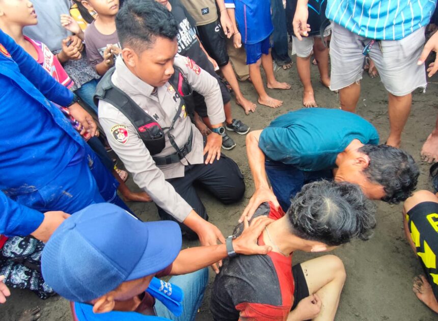 Polisi Sigap Selamatkan Wisatawan Terseret Ombak di Pantai Cikakak