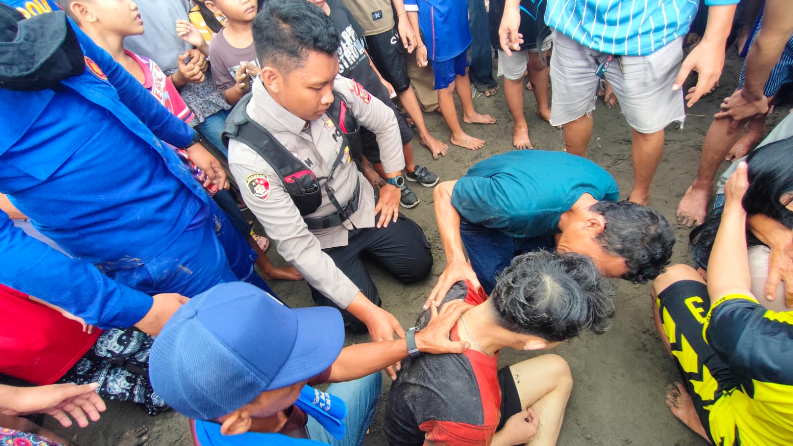 Polisi Sigap Selamatkan Wisatawan Terseret Ombak di Pantai Cikakak