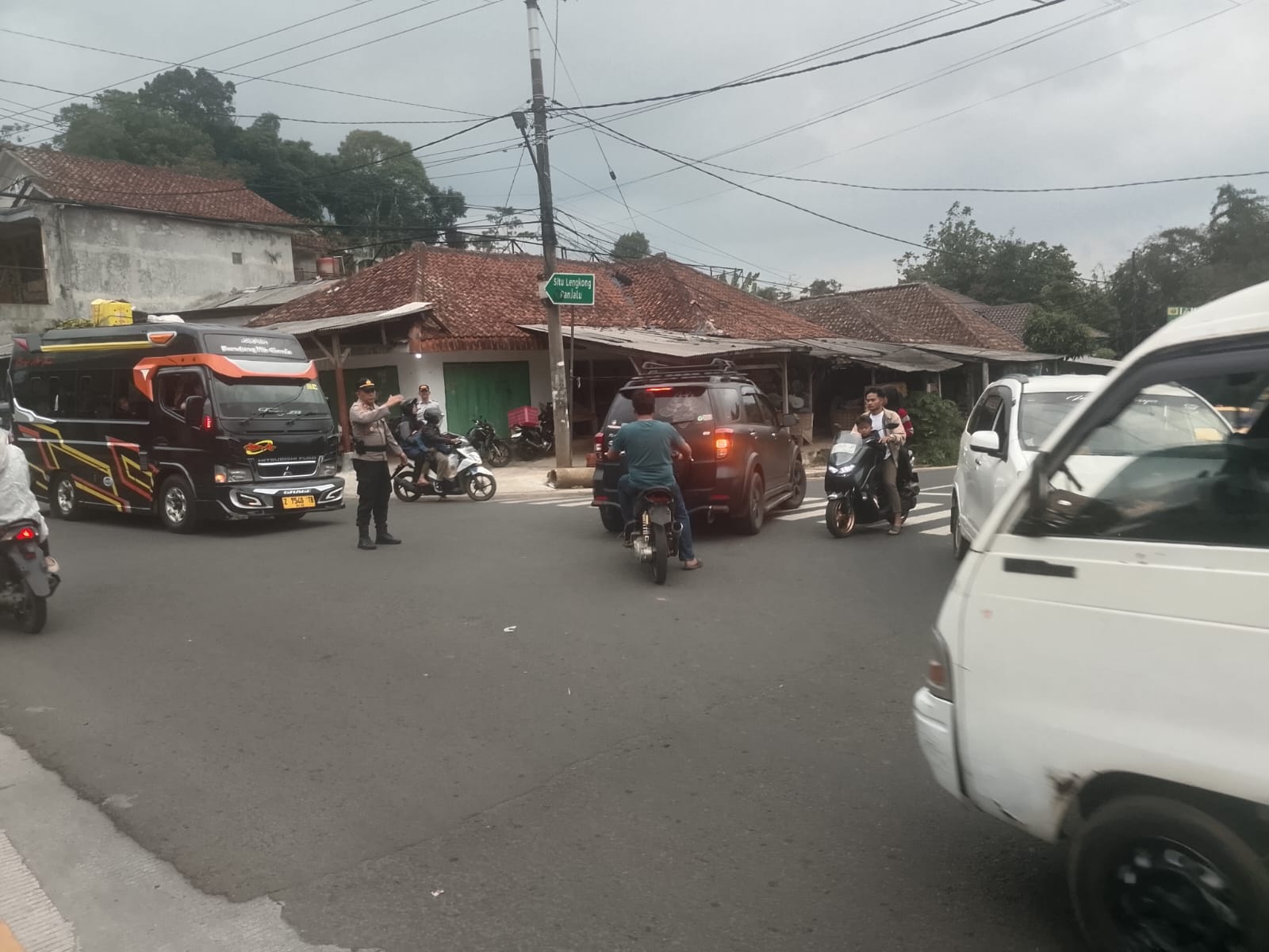 Polsek Panjalu Laksanakan Pengamanan dan Pengaturan Lalu Lintas di Simpang Sriwinangun, Jaga Kelancaran Arus Balik Lebaran