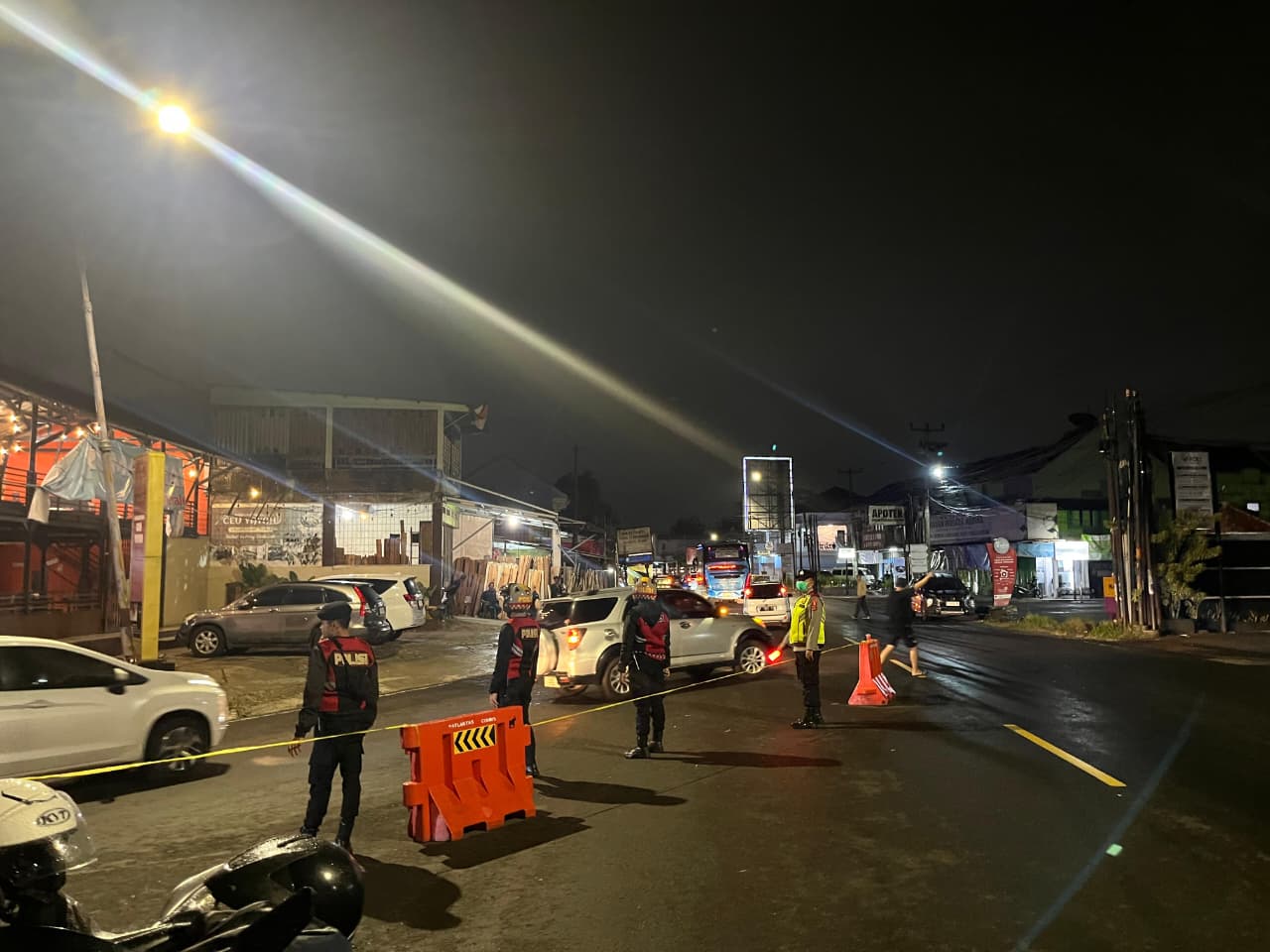 Sat Samapta Polres Ciamis Laksanakan Pengaturan Arus Lalu Lintas di Simpang Bahagia, Jaga Kondusifitas Malam Hari Ops Ketupat Lodaya 2026