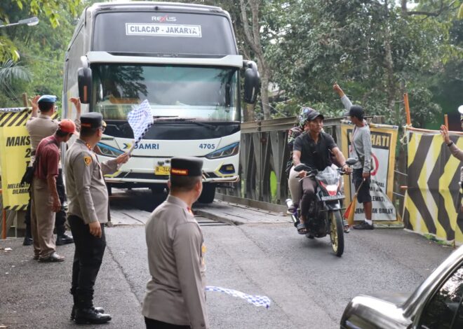Kapolres Ciamis Turun Langsung Atur Lalu Lintas di Jembatan Bailey Cikaleho, Pastikan Arus Tetap Lancar Selama Ops Ketupat Lodaya 2026