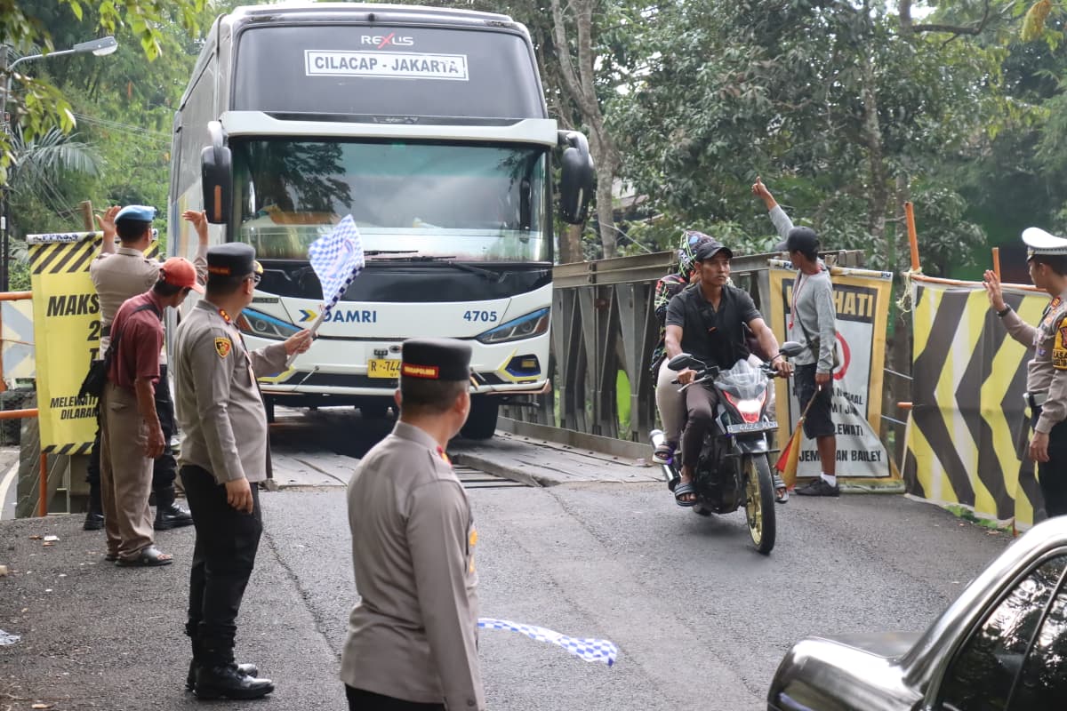 Kapolres Ciamis Turun Langsung Atur Lalu Lintas di Jembatan Bailey Cikaleho, Pastikan Arus Tetap Lancar Selama Ops Ketupat Lodaya 2026
