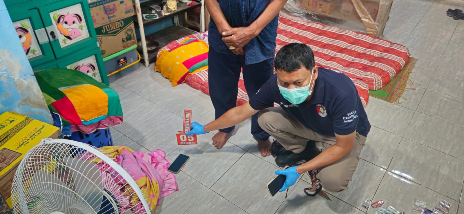 Pintu Didobrak, Warga Temukan IRT Tewas dan Suami Masih Bernyawa di Dalam Rumah