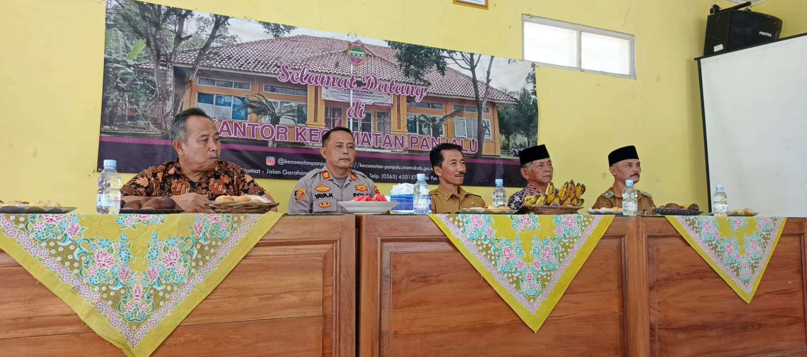 Peran Aktif Polsek Panjalu Pererat Sinergi, Kapolsek Hadiri Halal Bihalal dan Pelepasan Purna Tugas Camat Panjalu