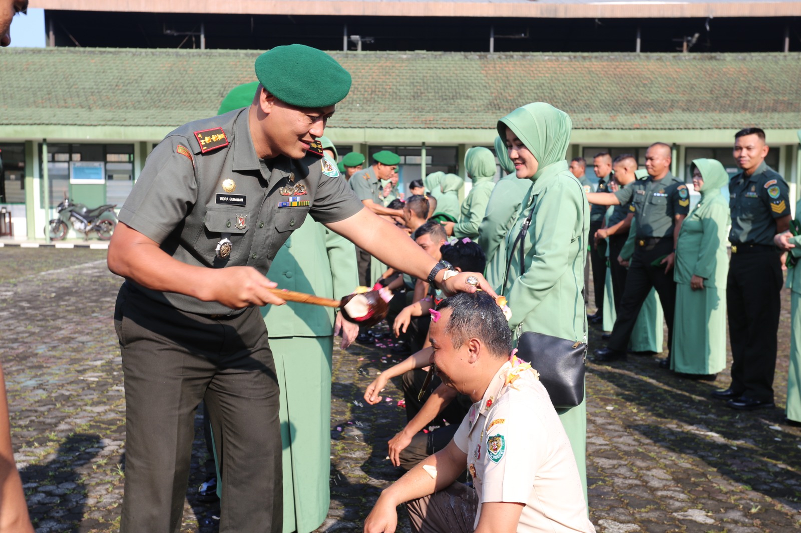 Tradisi Mandi Kembang 7 Rupa: 29 Prajurit Kodim 0607/Kota Sukabumi Naik Pangkat