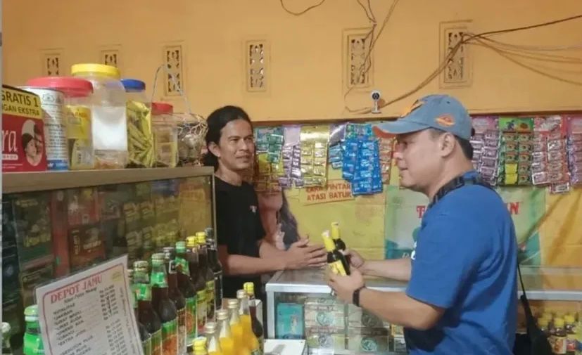Kring Serse Polsek Banyusari Datangi Toko Jamu Temukan Miras 2 Botol Kecil