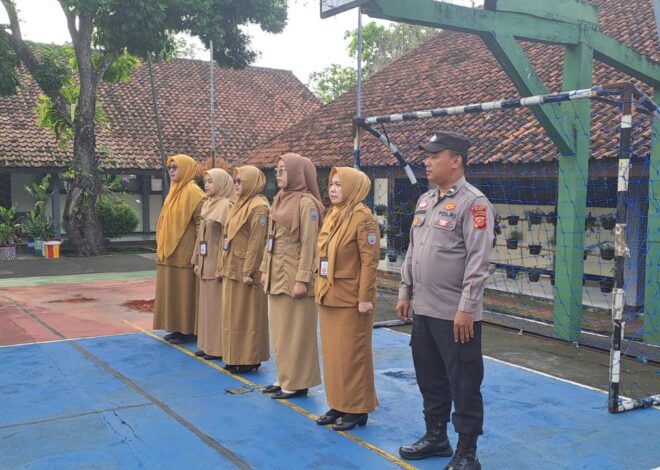 Humanis, Polsek Cisaga Ikuti Upacara Bendera dan Beri Pembinaan di SMP Negeri 2 Cisaga