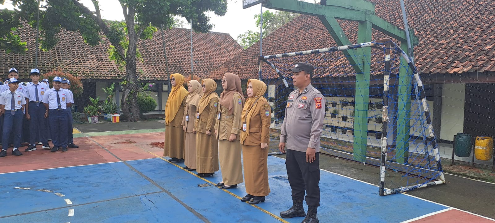 Humanis, Polsek Cisaga Ikuti Upacara Bendera dan Beri Pembinaan di SMP Negeri 2 Cisaga