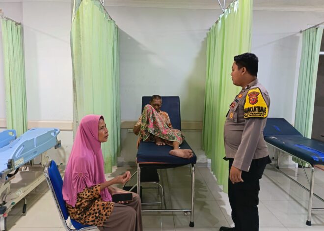 Tinggal Sendiri, Lansia di Pangandaran Dibantu Polisi Menuju Rumah Sakit