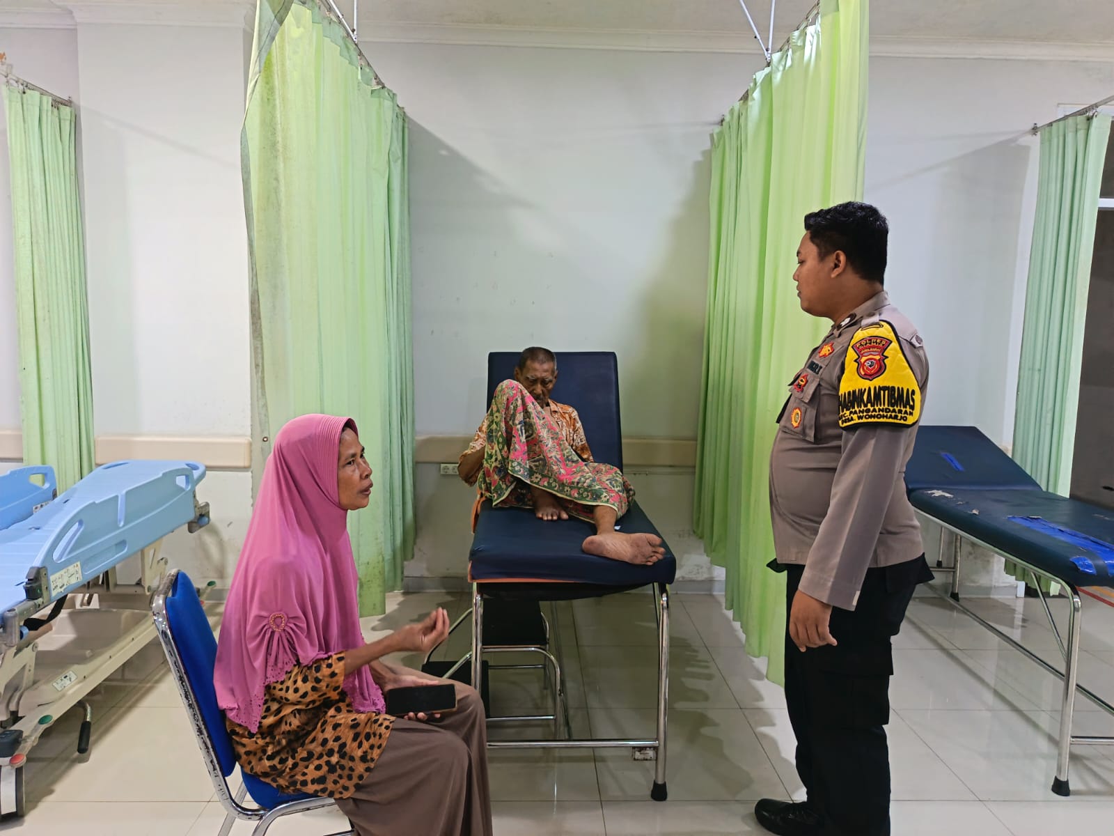 Tinggal Sendiri, Lansia di Pangandaran Dibantu Polisi Menuju Rumah Sakit