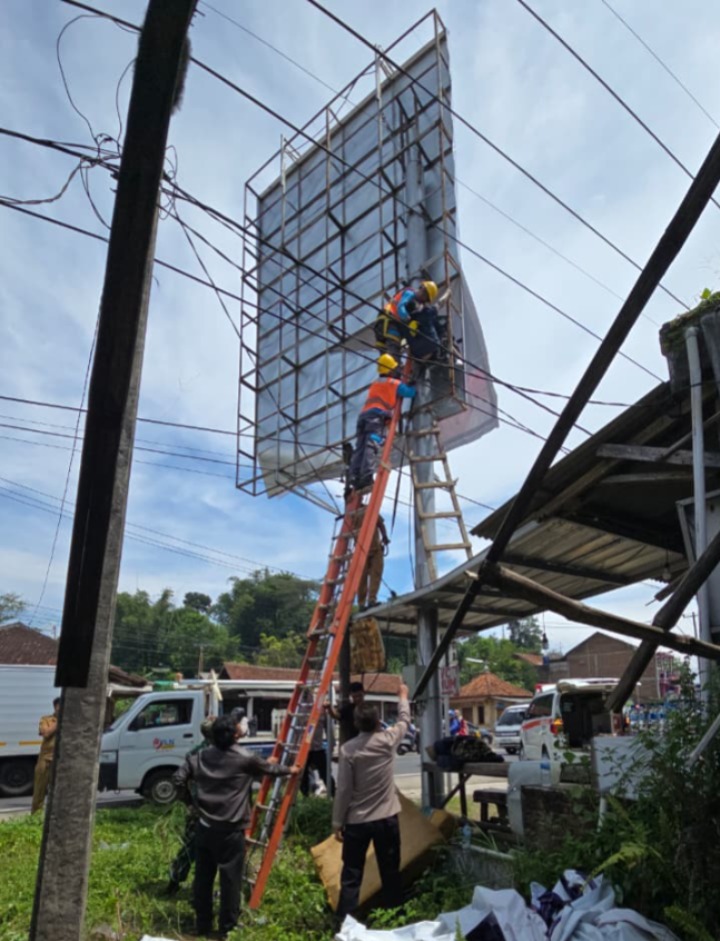 Polisi Evakuasi Korban Tersengat Listrik Saat Pasang Baliho
